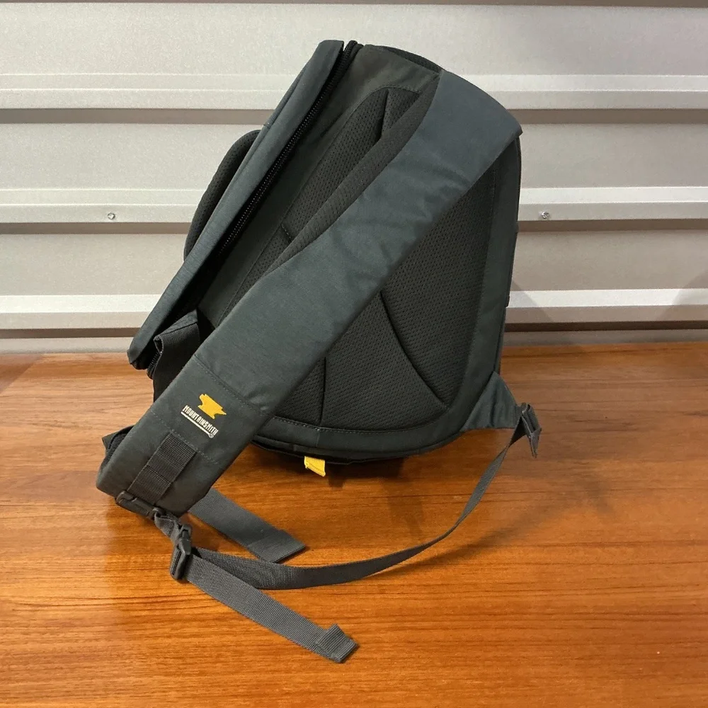 Mountainsmith Descent Black Nylon Sling Camera Pack Bag Adjustable Compartment